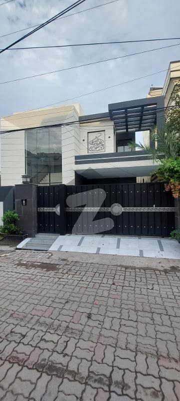 ڈیفینس روڈ سیالکوٹ میں 5 کمروں کا 10 مرلہ مکان 5.25 کروڑ میں برائے فروخت۔ ڈیفینس روڈ سیالکوٹ میں 5 کمروں کا 10 مرلہ مکان 5.25 کروڑ میں برائے فروخت۔