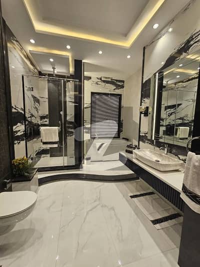 ڈی ایچ اے فیز 1 - بلاک این فیز 1,ڈیفنس (ڈی ایچ اے),لاہور میں 5 کمروں کا 1 کنال مکان 2.7 لاکھ میں کرایہ پر دستیاب ہے۔