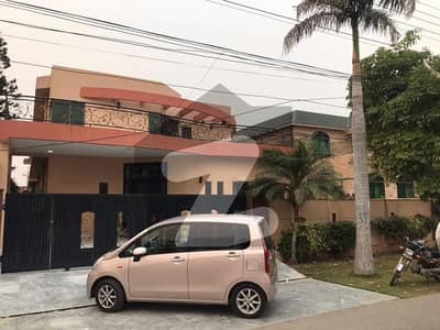 1 Kanal BASMENT HOUSE FOR SALE Prime Location FACING PARK REASONABLE PRICE IN PHASE 2