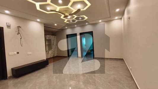 ڈی ایچ اے فیز 8 سابقہ ایئر ایوینیو ڈی ایچ اے فیز 8,ڈی ایچ اے ڈیفینس,لاہور میں 2 کمروں کا 5 مرلہ فلیٹ 1.0 لاکھ میں کرایہ پر دستیاب ہے۔