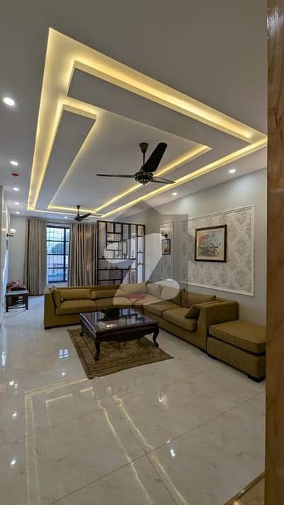 یو ای ٹی ہاؤسنگ سوسائٹی لاہور میں 4 کمروں کا 8 مرلہ مکان 1.5 لاکھ میں کرایہ پر دستیاب ہے۔