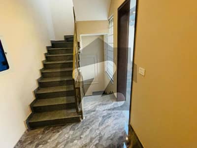 او پی ایف ہاؤسنگ سکیم لاہور میں 4 کمروں کا 10 مرلہ مکان 3.8 کروڑ میں برائے فروخت۔