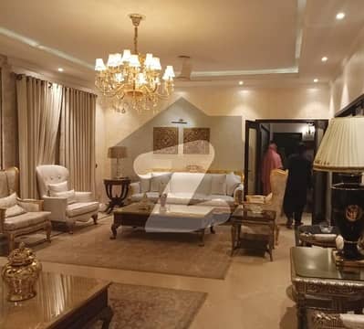 جوہر ٹاؤن لاہور میں 11 کمروں کا 2 کنال مکان 20.0 کروڑ میں برائے فروخت۔