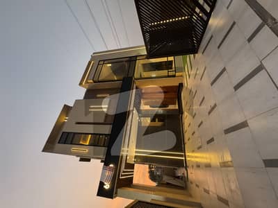 بحریہ ٹاؤن سیکٹر ای بحریہ ٹاؤن,لاہور میں 5 کمروں کا 1 کنال مکان 7.0 کروڑ میں برائے فروخت۔