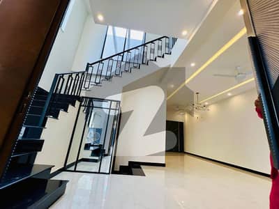 لیک سٹی رائیونڈ روڈ,لاہور میں 5 کمروں کا 10 مرلہ مکان 5.65 کروڑ میں برائے فروخت۔