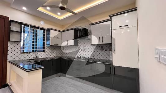 آئی ۔ 11 اسلام آباد میں 5 کمروں کا 6 مرلہ مکان 4.0 کروڑ میں برائے فروخت۔