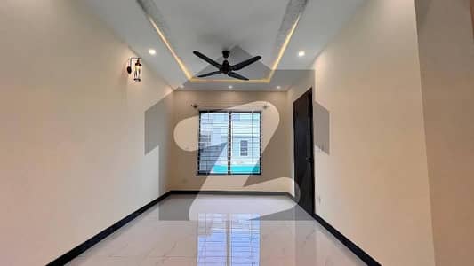 آئی ۔ 11 اسلام آباد میں 5 کمروں کا 6 مرلہ مکان 4.0 کروڑ میں برائے فروخت۔