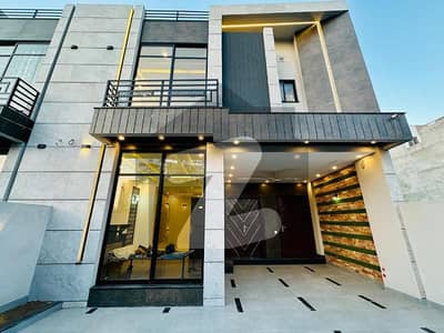 بینکرز کوآپریٹو ہاؤسنگ سوسائٹی لاہور میں 5 کمروں کا 10 مرلہ مکان 3.4 کروڑ میں برائے فروخت۔