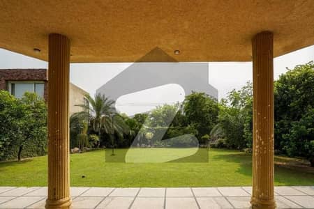 گلبرگ لاہور میں 2 کنال کمرشل پلاٹ 25.0 کروڑ میں برائے فروخت۔