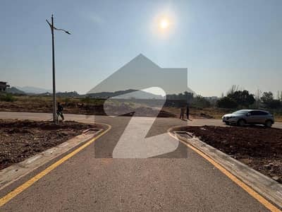 ناول فارمز ہاؤسنگ سکیم اسلام آباد میں 5 کنال رہائشی پلاٹ 4.8 کروڑ میں برائے فروخت۔