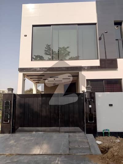 ڈی ایچ اے 9 ٹاؤن ڈیفنس (ڈی ایچ اے),لاہور میں 3 کمروں کا 5 مرلہ مکان 2.9 کروڑ میں برائے فروخت۔