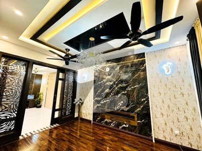 بحریہ ٹاؤن فیز 8 بحریہ ٹاؤن راولپنڈی,راولپنڈی میں 5 کمروں کا 7 مرلہ مکان 2.5 کروڑ میں برائے فروخت۔