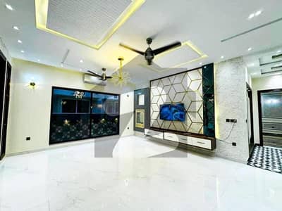 بحریہ ٹاؤن فیز 8 بحریہ ٹاؤن راولپنڈی,راولپنڈی میں 5 کمروں کا 10 مرلہ مکان 3.6 کروڑ میں برائے فروخت۔