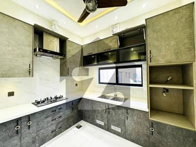 بحریہ ٹاؤن فیز 8 بحریہ ٹاؤن راولپنڈی,راولپنڈی میں 5 کمروں کا 10 مرلہ مکان 4.6 کروڑ میں برائے فروخت۔