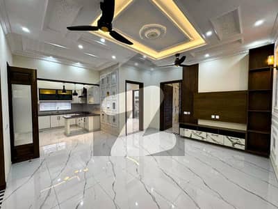 بحریہ ٹاؤن فیز 8 بحریہ ٹاؤن راولپنڈی,راولپنڈی میں 5 کمروں کا 7 مرلہ مکان 2.6 کروڑ میں برائے فروخت۔