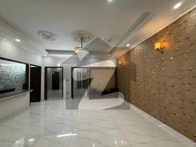 سبزہ زار سکیم لاہور میں 5 کمروں کا 5 مرلہ مکان 2.85 کروڑ میں برائے فروخت۔