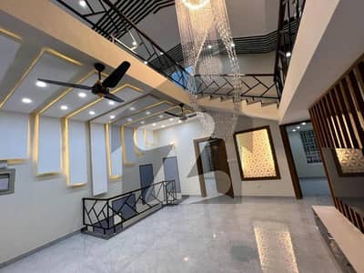 بحریہ ٹاؤن فیز 8 بحریہ ٹاؤن راولپنڈی,راولپنڈی میں 6 کمروں کا 7 مرلہ مکان 3.25 کروڑ میں برائے فروخت۔