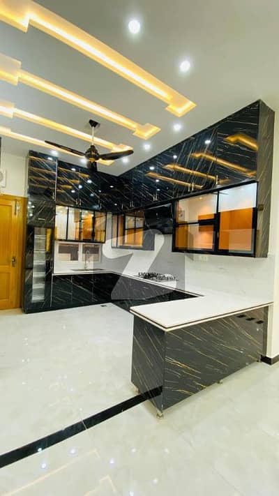 بحریہ ٹاؤن فیز 8 بحریہ ٹاؤن راولپنڈی,راولپنڈی میں 5 کمروں کا 12 مرلہ مکان 5.5 کروڑ میں برائے فروخت۔