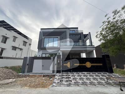 10 Marla Brand New Super luxury ultra Modern Design facing park House For sale in Valencia town