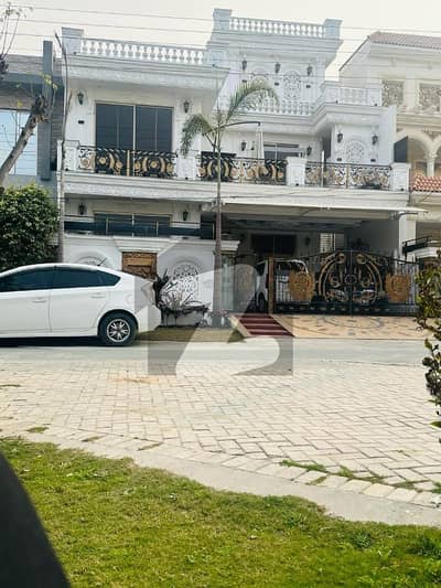 10 Marla 5 Years Used House Facing Park