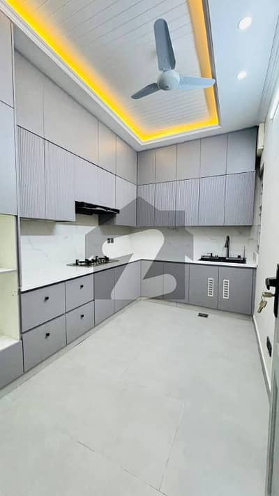 بحریہ ٹاؤن فیز 8 بحریہ ٹاؤن راولپنڈی,راولپنڈی میں 5 کمروں کا 8 مرلہ مکان 3.4 کروڑ میں برائے فروخت۔