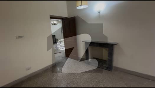 SPACIOUS 666-YARD BASMENT IN F-11 MARKAZ 4 BEDS, 3 BATHS, LUXURY LIVING AT ONLY 1 LAC RENT!