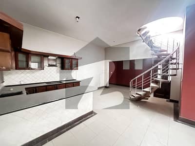 گلشنِ اقبال - بلاک 6 گلشنِ اقبال,گلشنِ اقبال ٹاؤن,کراچی میں 6 کمروں کا 16 مرلہ مکان 9.5 کروڑ میں برائے فروخت۔