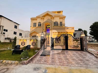 سٹی ہاؤسنگ سوسائٹی گوجرانوالہ میں 6 کمروں کا 10 مرلہ مکان 4.75 کروڑ میں برائے فروخت۔