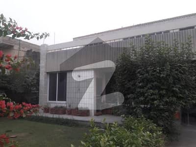 گلبرگ لاہور میں 3 کمروں کا 1 کنال مکان 25.5 کروڑ میں برائے فروخت۔