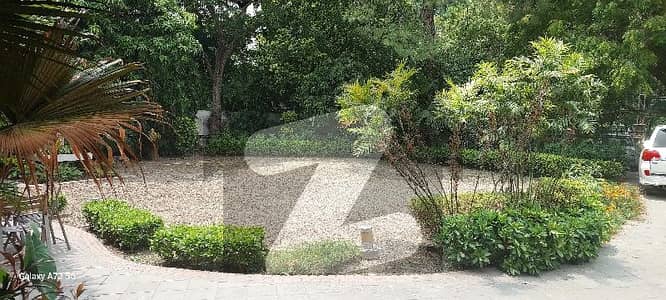 گلبرگ لاہور میں 2 کنال رہائشی پلاٹ 25.0 کروڑ میں برائے فروخت۔