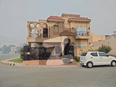 Headline: 11 Marla Luxury Corner House for Sale Facing Park & 80ft Road Tariq Garden Description: Tariq Garden (Valencia Town ke qareeb) ki sab se behtareen location par 11 Marla ka shandaar Corner House for sale. Yeh ghar khas tor par un logon ke liye banaya gaya hai jo luxury aur pur-sukoon mahool pasand karte hain.  Key Features: