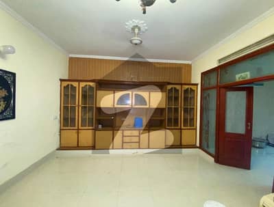 علی ویو گارڈن لاہور میں 4 کمروں کا 12 مرلہ مکان 1.2 لاکھ میں کرایہ پر دستیاب ہے۔