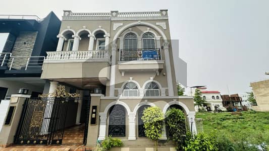 ڈی ایچ اے 9 ٹاؤن ڈیفنس (ڈی ایچ اے),لاہور میں 3 کمروں کا 5 مرلہ مکان 2.25 کروڑ میں برائے فروخت۔