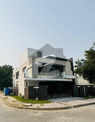 بحریہ ٹاؤن لاہور میں 5 کمروں کا 12 مرلہ مکان 2.5 لاکھ میں کرایہ پر دستیاب ہے۔