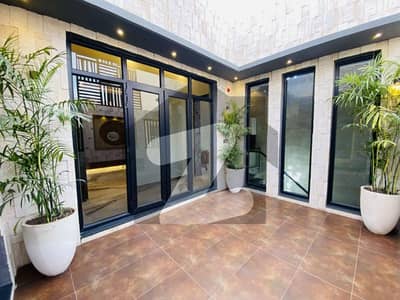 ڈی ایچ اے فیز 7 - بلاک وائے فیز 7,ڈیفنس (ڈی ایچ اے),لاہور میں 4 کمروں کا 10 مرلہ مکان 7.0 کروڑ میں برائے فروخت۔