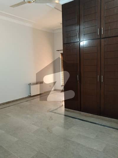 جی ۔ 13 اسلام آباد میں 5 کمروں کا 8 مرلہ مکان 1.75 لاکھ میں کرایہ پر دستیاب ہے۔