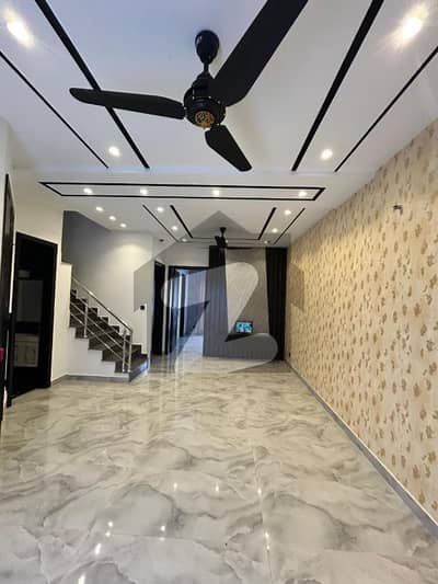 ڈی ایچ اے 9 ٹاؤن ۔ بلاک اے ڈی ایچ اے 9 ٹاؤن,ڈیفنس (ڈی ایچ اے),لاہور میں 3 کمروں کا 5 مرلہ مکان 3.3 کروڑ میں برائے فروخت۔