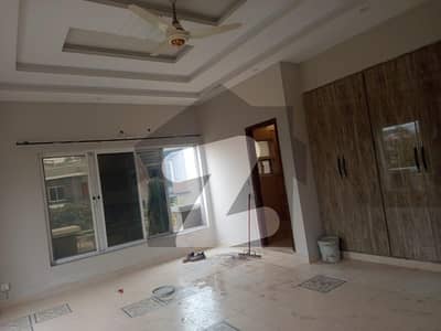 بحریہ ٹاؤن فیز 8 ۔ بلاک آئی بحریہ ٹاؤن فیز 8,بحریہ ٹاؤن راولپنڈی,راولپنڈی میں 5 کمروں کا 1 کنال مکان 1.95 لاکھ میں کرایہ پر دستیاب ہے۔