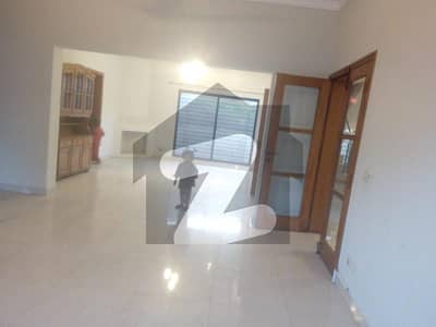 گلبرگ لاہور میں 4 کمروں کا 1 کنال مکان 3.0 لاکھ میں کرایہ پر دستیاب ہے۔