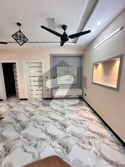 گلریز ہاؤسنگ سکیم راولپنڈی میں 4 کمروں کا 8 مرلہ مکان 95.0 ہزار میں کرایہ پر دستیاب ہے۔