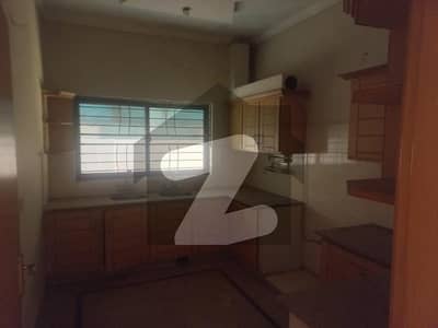 او پی ایف ہاؤسنگ سکیم - بلاک اے او پی ایف ہاؤسنگ سکیم,لاہور میں 6 کمروں کا 1 کنال مکان 5.0 لاکھ میں کرایہ پر دستیاب ہے۔