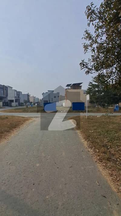 ڈی ایچ اے 9 ٹاؤن - بلاک ای ڈی ایچ اے 9 ٹاؤن,ڈی ایچ اے ڈیفینس,لاہور میں 5 مرلہ رہائشی پلاٹ 1.05 کروڑ میں برائے فروخت۔