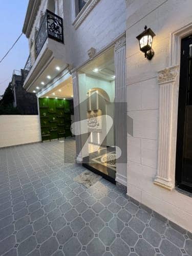 واپڈا ٹاؤن لاہور میں 5 کمروں کا 10 مرلہ مکان 4.75 کروڑ میں برائے فروخت۔