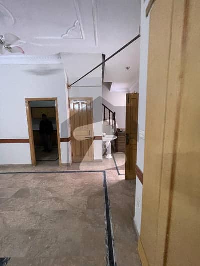 نیشنل پولیس فاؤنڈیشن او ۔ 9 اسلام آباد میں 3 کمروں کا 1 کنال زیریں پورشن 85.0 ہزار میں کرایہ پر دستیاب ہے۔