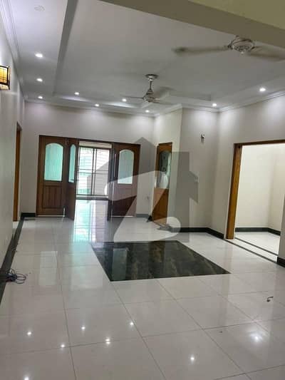 طارق گارڈنز لاہور میں 3 کمروں کا 1 کنال زیریں پورشن 1.2 لاکھ میں کرایہ پر دستیاب ہے۔