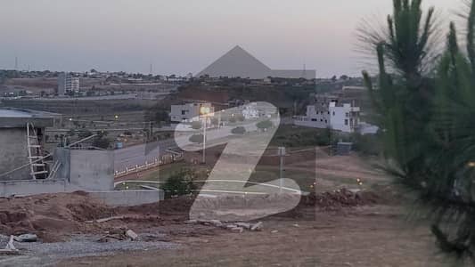 1 Kanal 500 yards Level and Solid Land, Sunfacing plot, Super Hot location. Dem 2.90 Cr(29 Million) Negotiable