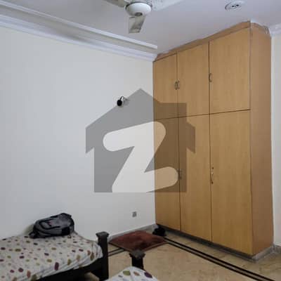 یو ای ٹی ہاؤسنگ سوسائٹی لاہور میں 5 کمروں کا 10 مرلہ مکان 3.0 کروڑ میں برائے فروخت۔