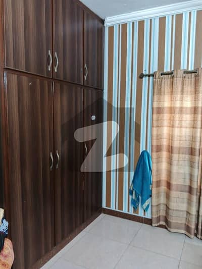 یو ای ٹی ہاؤسنگ سوسائٹی لاہور میں 5 کمروں کا 10 مرلہ مکان 3.2 کروڑ میں برائے فروخت۔