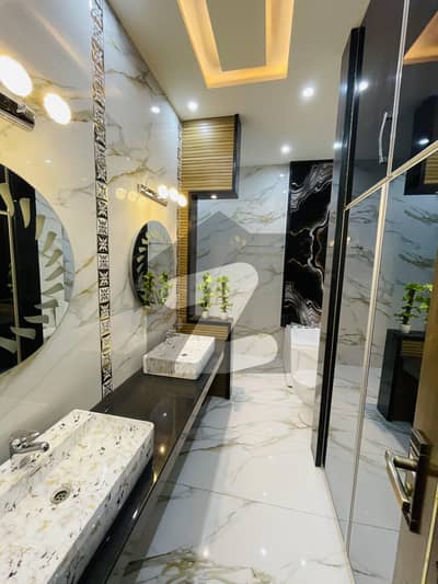 ایل ڈی اے ایوینیو ۔ بلاک جے ایل ڈی اے ایوینیو,لاہور میں 7 کمروں کا 10 مرلہ مکان 4.45 کروڑ میں برائے فروخت۔