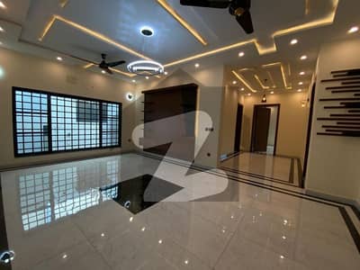 بحریہ ٹاؤن سیکٹر سی بحریہ ٹاؤن,لاہور میں 5 کمروں کا 1 کنال مکان 6.4 کروڑ میں برائے فروخت۔